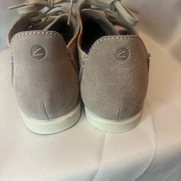 Clarks Tan Leather Loafers Slip-Ons with Moc-Toe Design - Picture 3 of 5